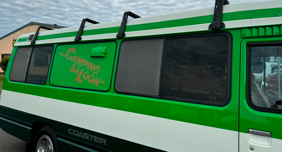 En un   Toyota Coaster